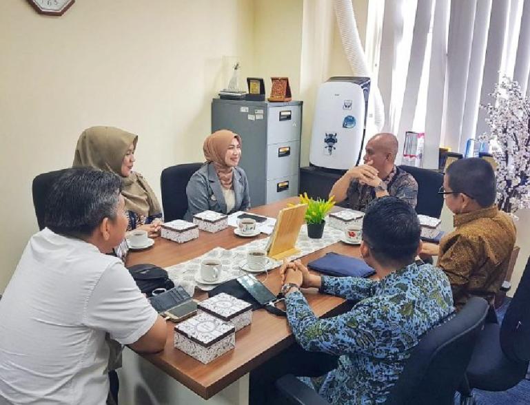 Rombongan komisioner KI Sumbar saat bertemu komisioner KI Pusat Bidang Penyelesaian Sengketa Informasi Publik, Syawaludin, Senin (19/2). (Dok : Istimewa)