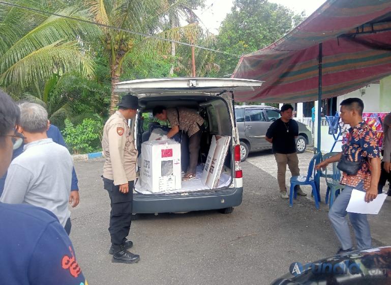 Staf dari KPU Kota Padang bersama pihak kepolisian mengantarkan surat suara dan logistik pemilu lainnya untuk pelaksanaan PSU di TPS 025 Kelurahan Pegambiran Ampalu Nan XX, Kecamatan Lubuk Begalung, Jumat sore (23/2). (Foto : Arunala.com)