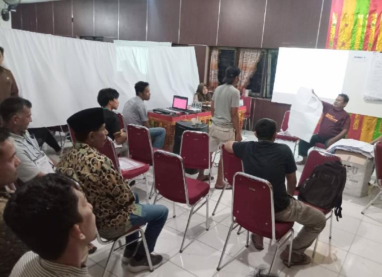 Ketua KPU Sumbar, Surya Efitrimen saat saksikan proses rekapitulasi suara pemilu di Kabupaten Pasaman Barat, Senin malam (19/2). (Dok : Istimewa)