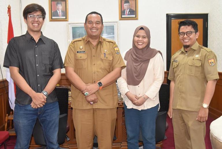 Sekko Pariaman, Yota Balad bersama dua mahasiswa Taiwan asal Sumbar di ruang kerjanya, Senin, (13/2). (Dok : Istimewa)
