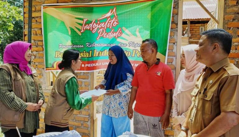 Asisten I Setko Pariaman, Yaminurizal saksikan penyerahan bantuan bedah rumah warga dari LKKS Kota Pariaman dan IJP, Senin (19/2). (Dok : Istimewa)
