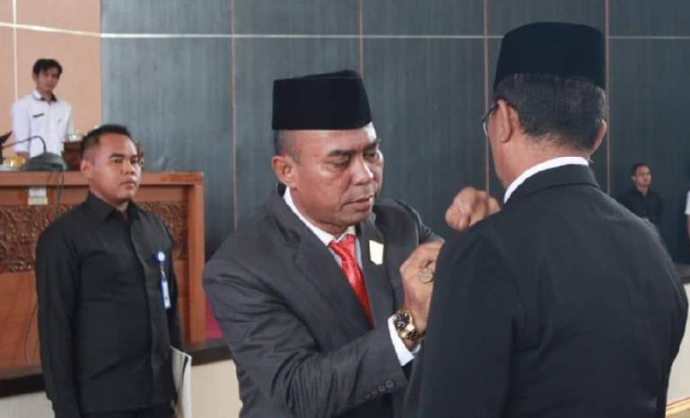 Ketua DPRD Dharmasraya Pariyanto sematkan Pin anggota DPRD pada M Nur yang dilantik sebagai anggota DPRD Dharmasraya melalui proses PAW, Rabu (7/2). (Dok : Istimewa)