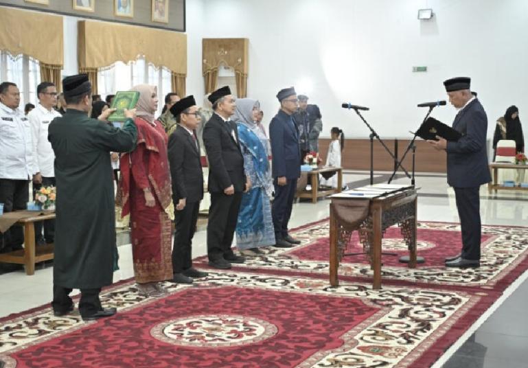 Gubernur Sumbar, Mahyeldi Ansharullah, melantik lima  komisioner KI Sumbar terpilih di Auditorium Istana Gubernur Sumbar, Rabu (7/2). (Dok : Istimewa)