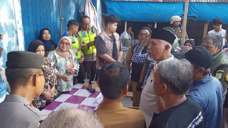 Gubernur Sumbar Mahyledi saat meninjau kesiapan TPS untuk pemilu 2024 di sejumlah titik di Kota Padang, Selasa (13/2). (Dok : Istimewa)