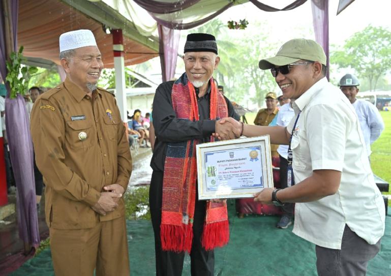Gubernur Sumbar Mahyeldi didampingi Bupati Pasbar, Hamsuardi serahkan piagam pada salah satu perusahan di Pasbar, Selasa (6/2). (Dok : Istimewa)