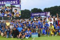 Skuad Persikopa bersama Pj Wako Pariaman, Roberia dan pendukung selebrasi usai final piala Soeratin U-17, di lapangan sepak bola Gelora 10 November Surabaya, Sabtu sore (3/2). (Dok : Istimewa)