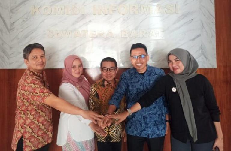 Lima komisioner KI Sumbar seusai rapat pleno penentuan jabatan ketua dan wakil ketua di komisi itu, Senin (12/2). (Dok : Istimewa)