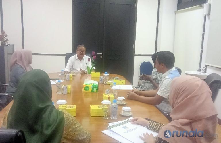 Ketua BK DPRD Sumbar, Muzli M Nur saat terima kunjungan BK DPRD Solsel di ruang khusus BK, di DPRD Sumbar, Jumat (2/2). (Foto : Arzil)