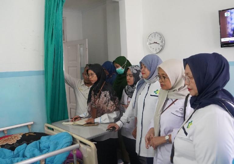 Plt Direktur Operasional dr Asrawati SpA (K) MBiomed bersama Kepala Ombudsman Perwakilan Sumbar Yefri Heriani meninjau pasien dan korban ledakan SPH yang menjalani perawatan di RSUP M Djamil. (Dok : Istimewa)