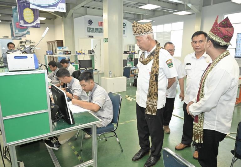 Gubernur Sumbar, Mahyeldi menyaksikan angkatan kerja Sumbar yang ikut pelatihan di  BPVP Padang, Rabu siang (21/2). (Dok : Istimewa)