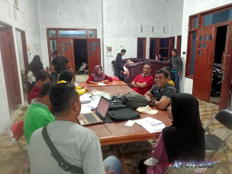 Korsek Bawaslu Solsel, Nanda rapat bersama Panwascam dan jajarannya di Kantor Panwascam Sungai Pagu, Kamis malam (15/2). (Foto : Arunala.com)