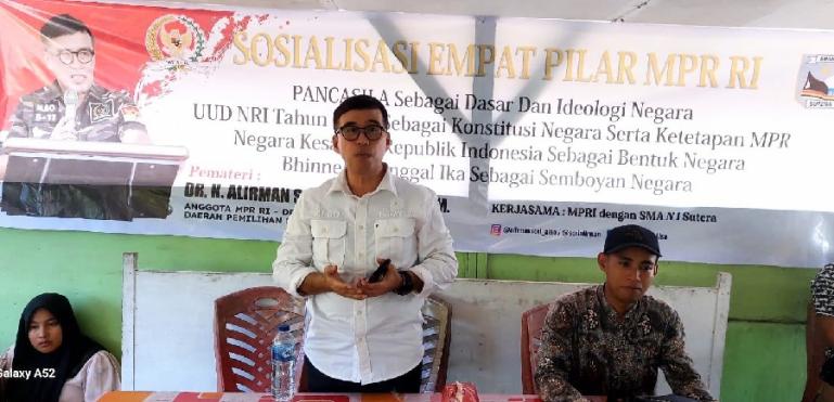 Anggota MPR RI, Alirman Sori berikan pemahaman kebangsaan kepada siswa siswi SMA 1 Sutera, Sabtu (10/2). (Dok : Istimewa)
