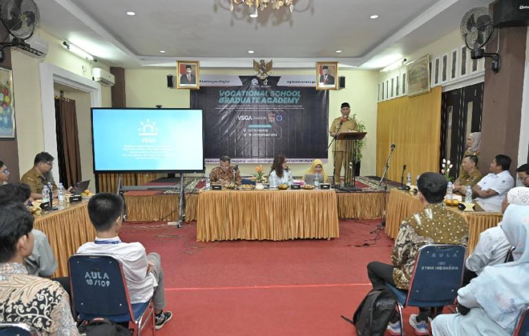Gubernur Sumbar, Mahyedi beri sambutan pada pembukaan Vocational Scholl Graduate Academy (VSGA) Tahun 2024 di Aula Lantai II, Universitas Metamedia, Padang, Senin (19/2). (Dok : Istimewa)