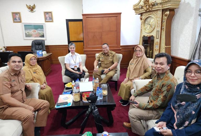 Sekko Pariaman, Yota Balad terima kedatangan Direktur Diseminasi dan Pemanfaatan BRIN, Oetami Dewi di ruang kerjanya Selasa siang (6/2). (Dok : Istimewa)