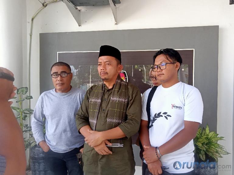 Calon anggota DPD RI asal Sumbar, Nurkhalis saat mendatangi KPU Sumbar, Jumat siang (16/2). (Foto : Arunala.com)