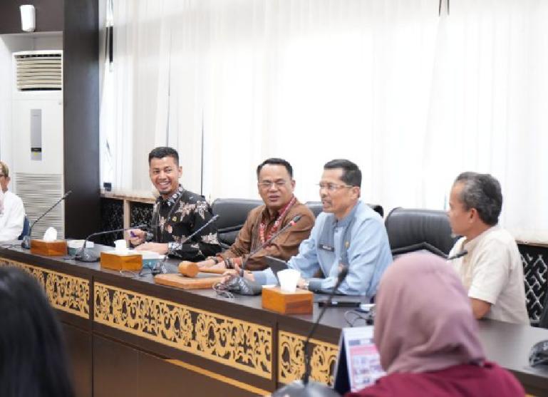 Sekretaris DPRD Sumbar Raflis menerima kunjungan Mahasiswa Fisipol Universitas Ekasakti Padang di ruang khusus 1, Jumat (2/2/). (Dok : Istimewa)