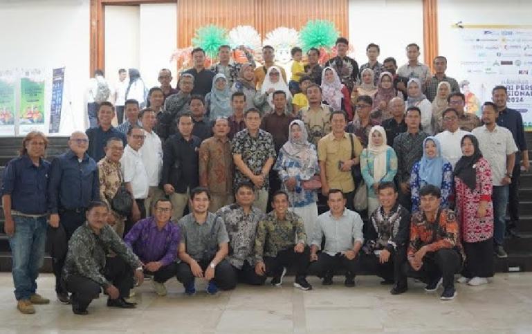 Rombongan wartawan dari Kabupaten Dharmasraya foto bersama saat akan berangkat menuju HPN 2024 di Jakarta, Sabtu (17/2). (Dok : Istimewa)