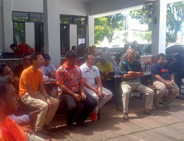 Kapten TPD AMIN Sumbar Rahmat Saleh dan kaum milenial Sumbar dalam sebuah pertemuan di Padang, Minggu (4/2). (Dok : Istimewa')