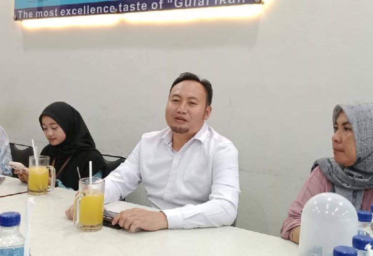 Anggota DPRD Sumbar Rahmat Saleh kupas kondisi pendidikan bersama sejumlah wartawan di Padang, Kamis (1/2). (Dok : Istimewa)