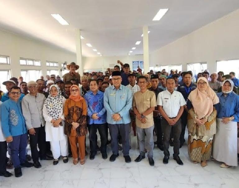 Asisten II Setprov Sumbar Arry Yuswandi bersama Kadis DKP Sumbar Reti Wafda dan Sekretaris DKP Sumbar Resi Suriati saat Gerai Perizinan Kapal Perikanan di SMK 1 Ranah Pasisie Pasaman Barat. (Dok : Istimewa)