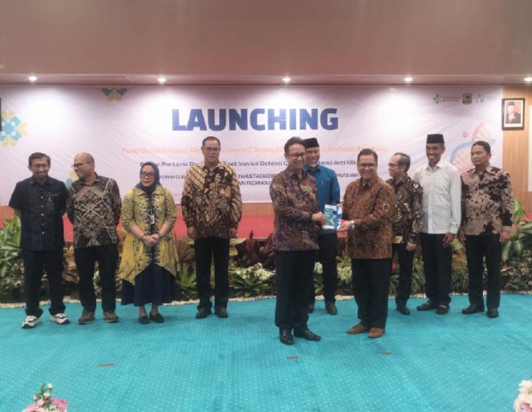 Menkes RI Budi Gunadi Sadikin menerima buku model jejaring Biobank dari Direktur Utama RSUP Djamil Dr dr Dovy Djanas SpOG KFM MARS FISQua. (Dok : Istimewa)