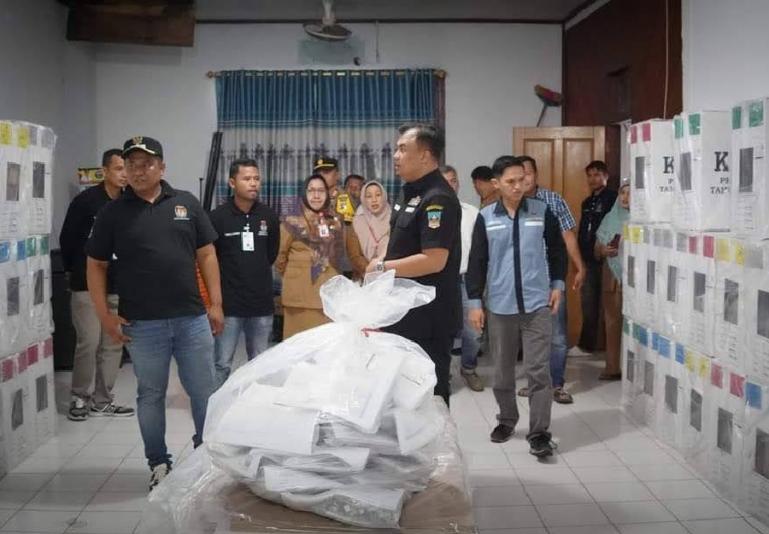Bupati Dharmasraya Sutan Riska Tuanku Kerajaan didampingi, Ketua KPU setempat France Putra dan Ketua Bawaslu Subandiono meninjau kesiapan logistik pemilu di beberapa Tempat Pemungutan Suara (TPS), Selasa (13/2). (Dok : Istimewa)