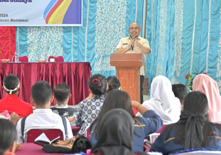 Sekprov Sumbar Hansastri berikan sambutan saat buka kegiatan Gerakan Literasi Media di, Mentawai, Kamis (29/2). (Dok : Istimewa)