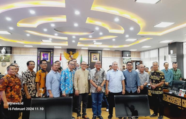 Ketua DPRD Sumbar, Supardi bersama tim pakar sesuai pertemuan Jumat (16/2). (Dok : Istimewa)