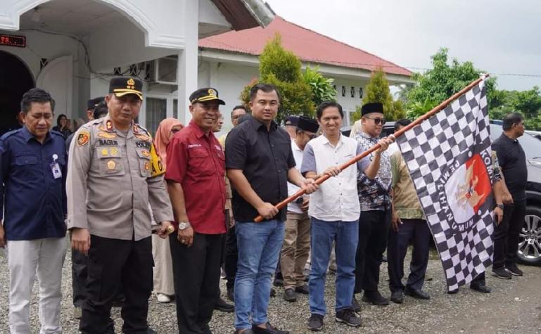 Bupati Dharmasraya, Sutan Riska Tuanku Kerajaan melepas distribusi logistik pemilu 2024 di kabupaten itu, Sabtu (10/2). (Dok : Istimewa)