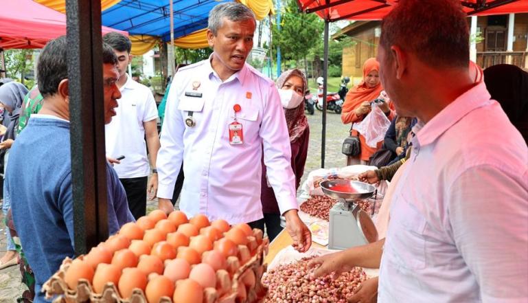 Pj Wali Kota Pariaman, Roberia tinjau salah satu stand yang gelar dagangan dalam bazaar bahan pokok di halaman Rumah Tabuik, Pariaman Tengah, Rabu pagi (28/2). (Dok : Istimewa)