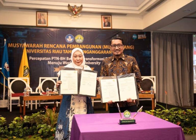 Vice President Consumer Business Telkomsel Area Sumatera, Mulya Budiman dan Rektor Universitas Riau Prof Dr Sri Indarti SE MSi memperlihatkan nota kesepahaman. (Dok : Istimewa)