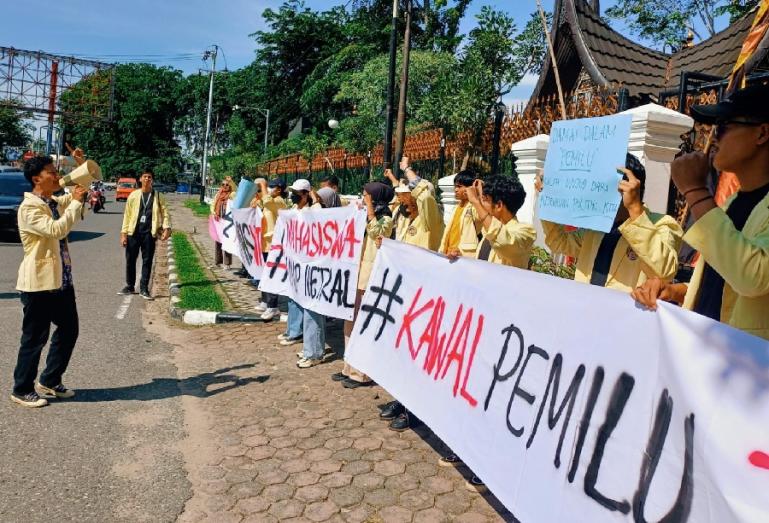 Para mahasiswa dari aliansi BEM fakultas UNP gelar aksi demo damai di Kantor DPRD Sumbar, Senin (12/2). (Dok : Istimewa)