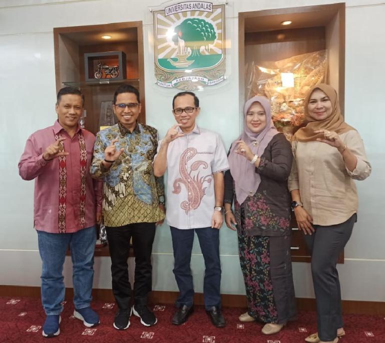 Komisioner KI Sumbar bersama Rektor Unand, Efa Yonnedi di Unand, Rabu (28/2). (Dok Istimewa)