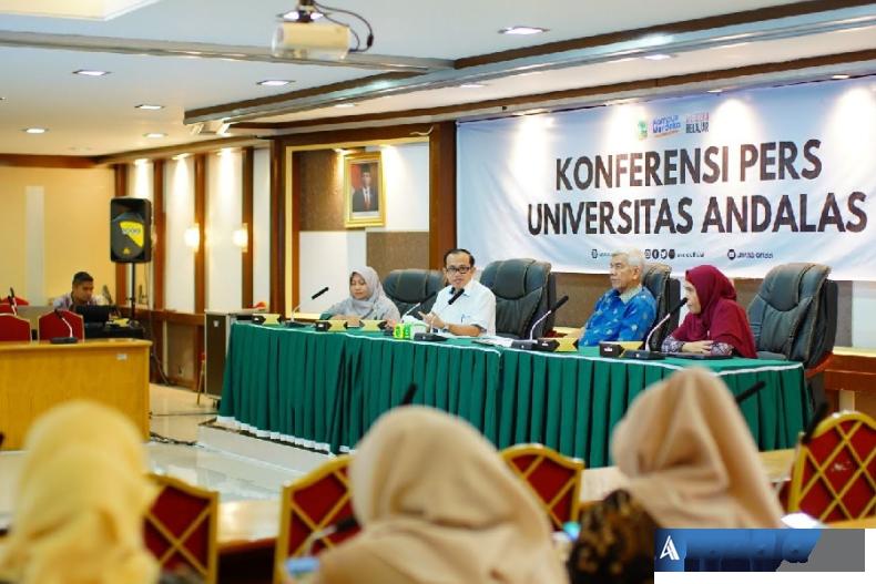 Rektor Unand Efa Yonnedi PhD MPPM Akt CA CRGP didampingi Wakil Rektor I Prof Dr Syukri Arief MEng saat Konferensi Pers Penerimaan Mahasiswa Baru Unand di Ruang Sidang Senat Lantai IV Gedung Rektorat Unand, Kamis (1/2). (Foto : Fajril)