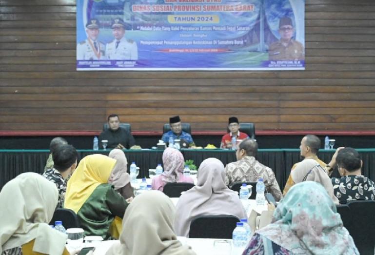 Sekprov Sumbar, Hansastri pimpinan rakor petugas verifikasi dan validasi DTKS tingkat Sumbar, di Bukittinggi, Kamis, (2/2). (Dok : Istimewa)