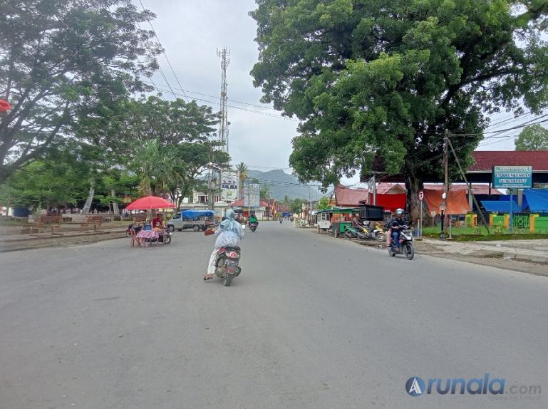 Suasana jalanan dan aktivitas warga yang lengang di depan Taman Kota Muaro Labuah, Rabu siang (14/2). (Foto Arunala.com)