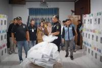 Sehari Jelang Pemilu, Sutan Riska Tinjau Kesiapan Logistik