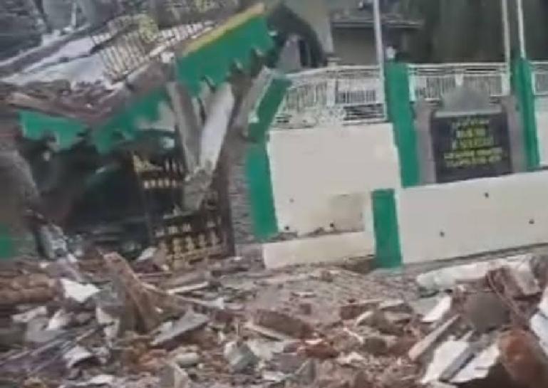 Salah satu rumah warga yang rusak akibat gempa susulan di Tuban, Jatim, Jumat sore (22/3). (Dok : Istimewa)