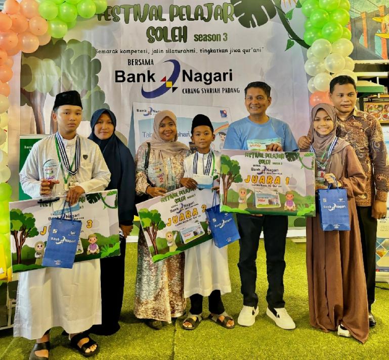 Pemimpin Bank Nagari Syariah Cabang Padang Heri Fitrianto bersama pemenang Lomba Baca Al Quran di Lantai 3 Trans Studio Mini Padang, Sabtu (23/3). (Dok : Istimewa)