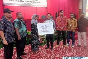 Anggota Bawaslu Sumbar, Muhammad Khadafi secara simbolis santunan Bawaslu RI kepada ahli waris Ade Rahmat Suharjo di Padang, Kamis sore (28/3). (Foto : Arunala.com)