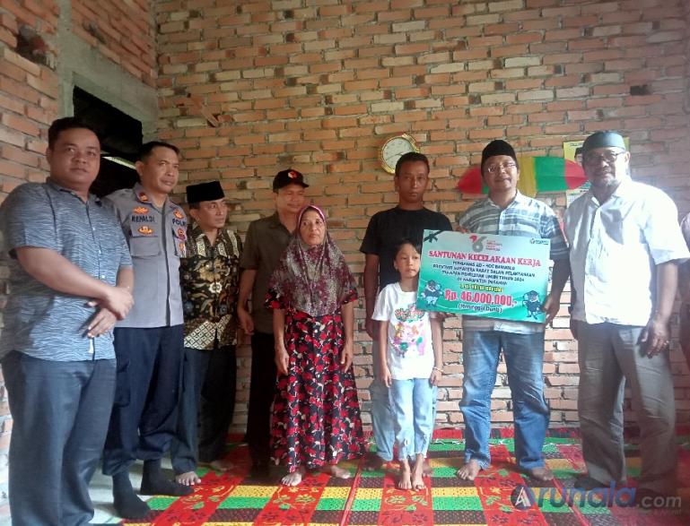 Ketua Bawaslu Sumbar, Alni dan jajarannya serah santunan Bawaslu RI kepada ahli waris petugas adhoc Panwascam Bonjol, Selasa (26/3). (Foto : Arunala.com)