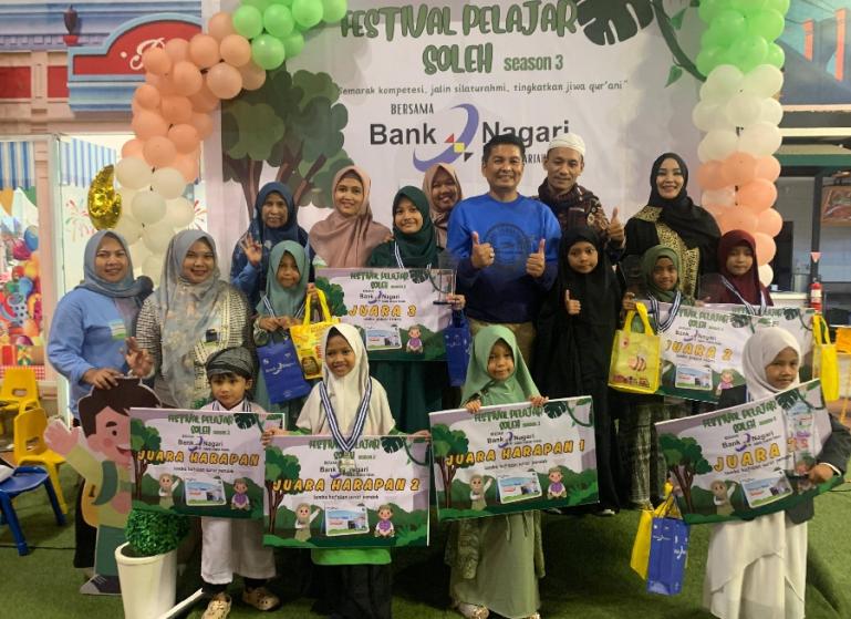 Pemimpin Bank Nagari Syariah Cabang Padang Heri Fitrianto dan dewan juri serta para pemenang lomba hafalan ayat pendek  saat Festival Pelajar Soleh Tahari Junior Season 3 di lantai III Trans Studio Mini, Minggu (24/3). (Dok : Istimewa)