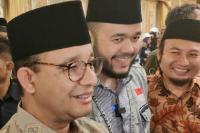 Anies Baswedan bersama Ketua DPW Partai Nasdem Fadly Amran dan Sekretaris DPW PKS Sumbar Rahmat Saleh saat buka bersama di rumah gadang Baiturahman, Sabtu (16/3). (Dok : Istimewa)