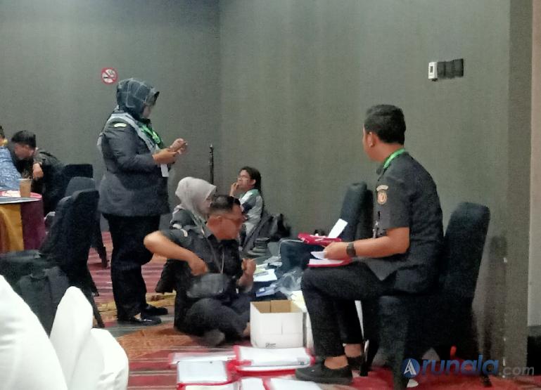 Sejumlah staf Bawaslu Sumbar terlihat menyiapkan bahan yang disiapkan saat pelaksanaan pembacaan hasil rekap suara yang dilakukan KPU Sumbar, di Hotel Truntum Padang, Senin malam (4/3). (Foto : Arunala.com)