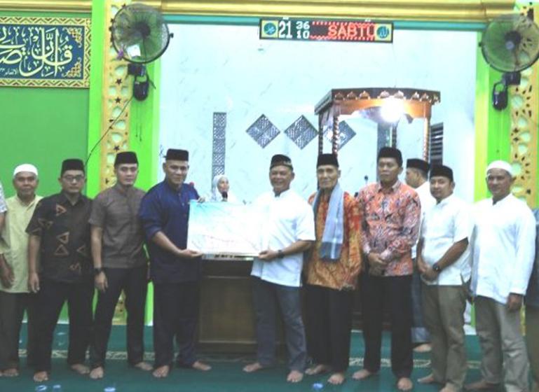 Ketua TSR Sumbar, Danrem 032/Wirabraja Brigjen TNI Rayen Obersyl serahkan bantuan Pemprov Sumbar kepada pengurus Masjid Raya Air Santok, Kecamatan Pariaman Timur Kota Pariaman, Sabtu malam (16/3). (Dok : Istimewa)