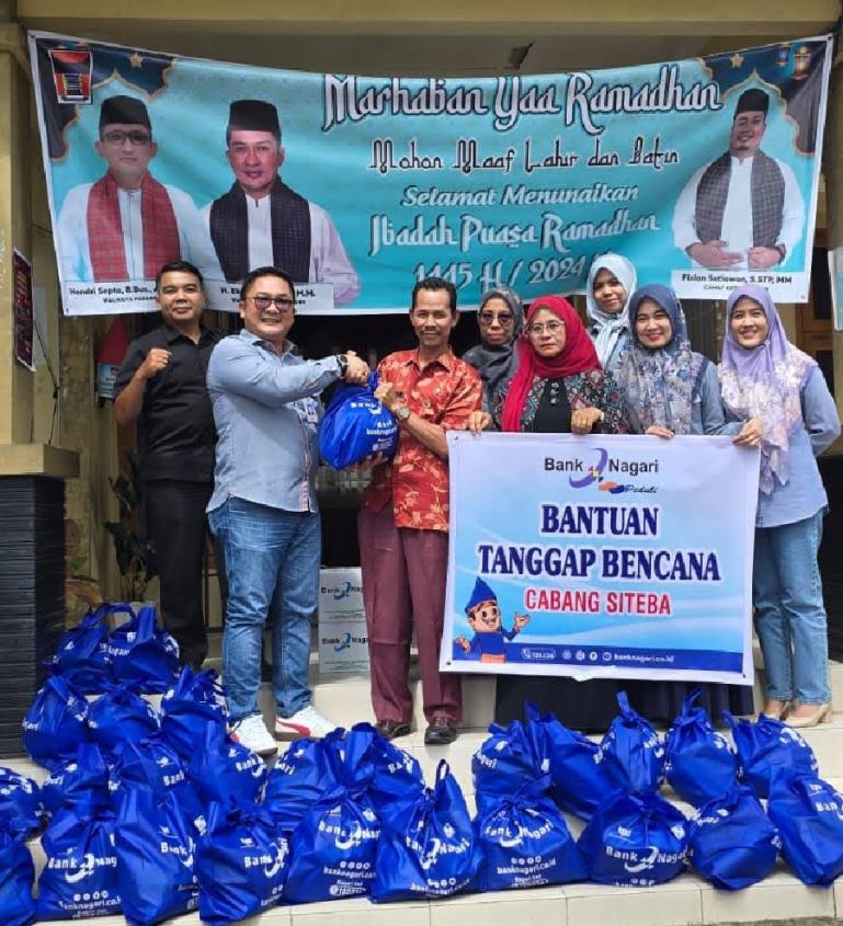 Pemimpin Cabang Bank Nagari Siteba Eka Warisman, saat menyerahkan bantuan Bank Nagari Tanggap Bencana di Kantor Lurah Dadok Tunggul Hitam, Rabu (13/3). (Dok : Istimewa)