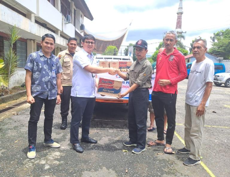 Kabag Humas Bank Nagari Affino Stephie dan Ilham Ibrahim Pemimpin Bank Nagari Capem Kantor Gubernur Sumbar mengantarkan Bantuan Bank Nagari Peduli (sembako) di Kantor Dinas Sosial Sumbar, Minggu (10/3). (Dok : Istimewa)