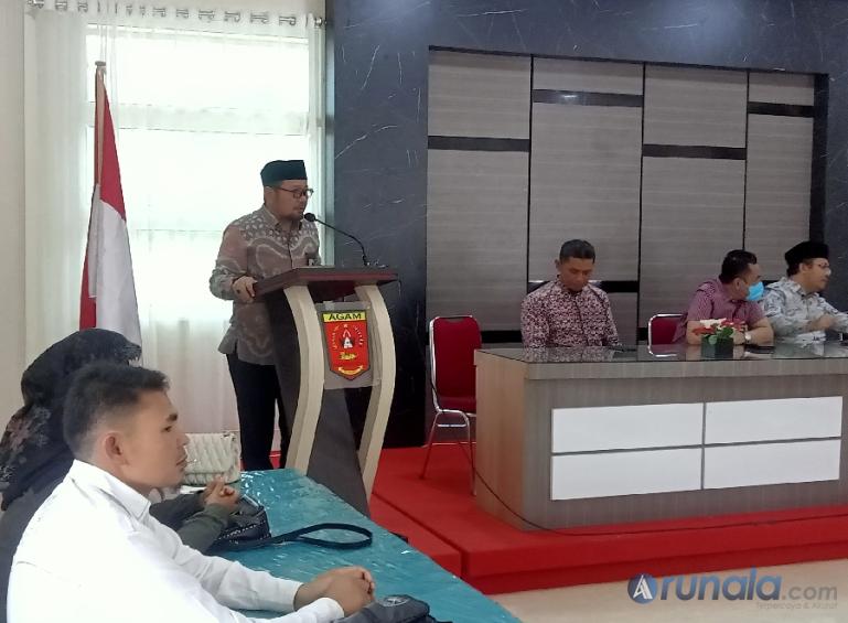 Kepala Sekretariat Bawaslu Sumbar, Karnalis Kamaruddin saat serahkan santunan kepada masing-masing petugas adhoc Panwascam Kamang Mudiak, Rabu siang (27/3). (Foto : Arunala.com)