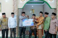 Ketua DPRD Sumbar Supardi serahkan bantuan kepada pengurus Masjid Masjid Makmur Kelurahan Ampangan Kapalo Koto, Payakumbuh, saat laksanakan Safari Ramadan, Jumat (14/3). (Dok : Istimewa)