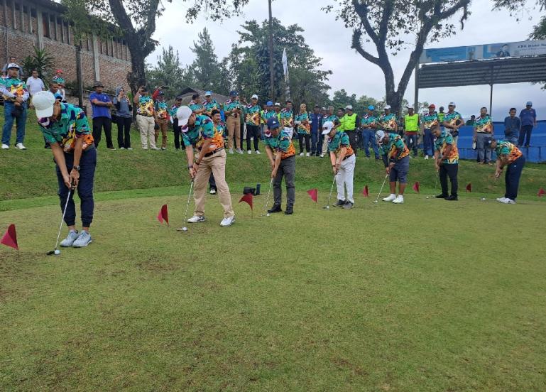 Pembukaan Fun Executive Golf HUT ke-62 Bank Nagari, ditandai dengan pemukulan delapan bola golf secara bersamaan oleh Gubernur diwakili Kepala Dispora Sumbar Maifrizon, Pjs Dirut Bank Nagari Gusti Candra dan beberapa mitra lainnya, Minggu (3/3). (Dok : Is